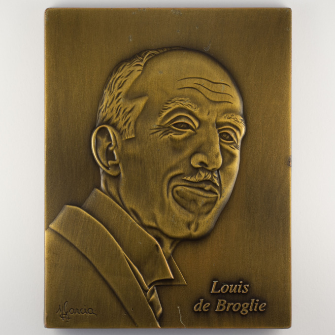 Large plaque medal - Louis de Broglie - Nobel Prize - signed Manuel Garcia - obverse