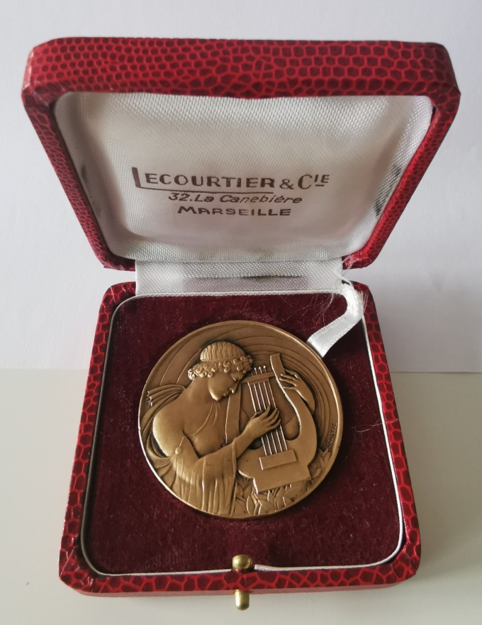 Médaille Art déco - Joueuse de lyre - signée par André Galtié - boîte ouverte